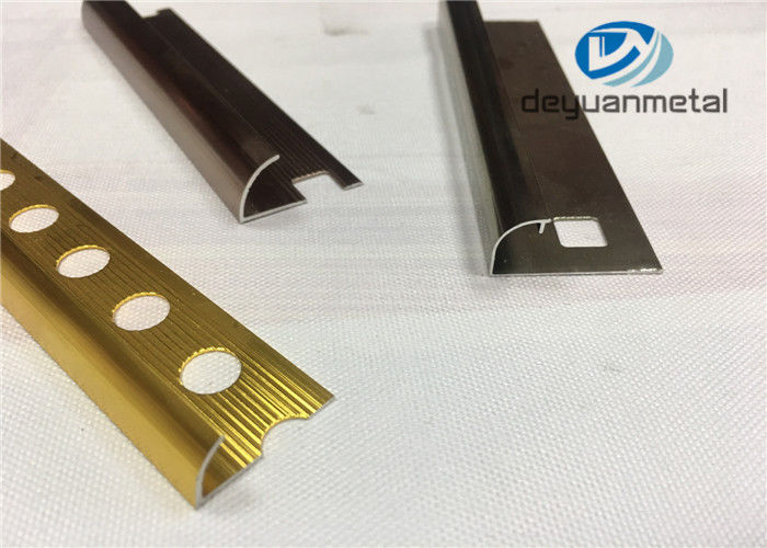 Verschillende Geslagen Metaal Scherpende Strook, het Glanzende Gouden Profiel van de Aluminiumversiering