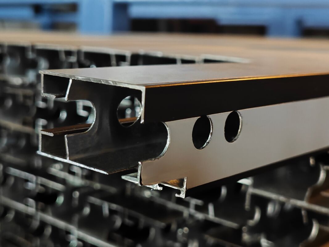 Aluminium glijprofiel vervaardigd met poedercoating voor de Zuid-Afrikaanse markt